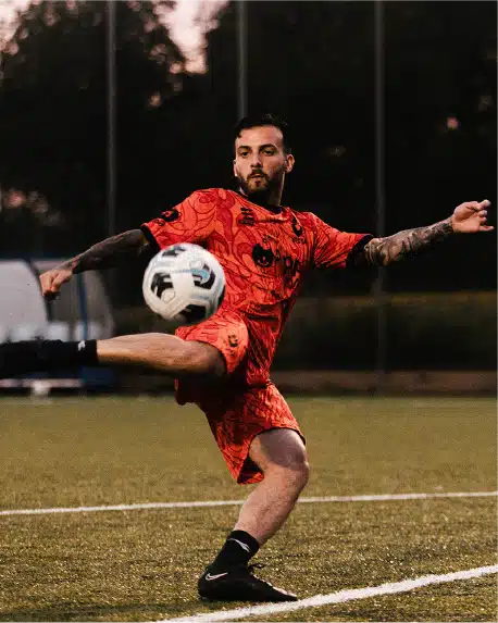 Soni Toma, vestito con la divisa del Vesta Calcio, controlla abilmente il pallone su un campo da calcio illuminato artificialmente, dimostrando tecnica e concentrazione.